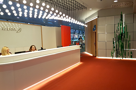 BIGPRINTS_Arbol-Navidad-metacrilato-decoracion-sala-VIP-Iberia BIGPRINTS_Arbol-Navidad-metacrilato-decoracion-sala-VIP-Iberia
