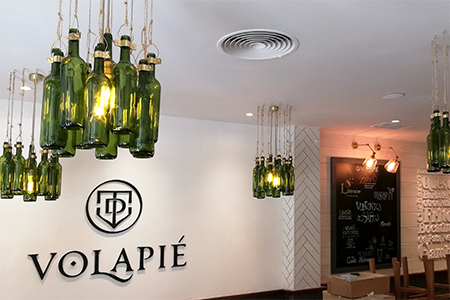 BIGPRINTS_Decoracion-integral-botellas-lamparas-taberna-Volapie-Madrid BIGPRINTS_Decoracion-integral-botellas-lamparas-taberna-Volapie-Madrid