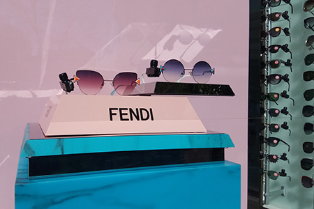 BIGPRINTS_Instalacion-optica-displays-vinilo-espejo-Fendi-sol BIGPRINTS_Instalacion-optica-displays-vinilo-espejo-Fendi-sol