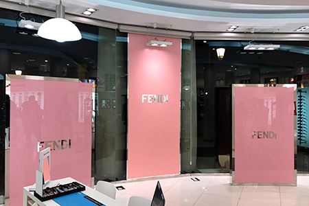 BIGPRINTS_Instalacion-optica-vinilo-doblecara-displays-Fendi-sol BIGPRINTS_Instalacion-optica-vinilo-doblecara-displays-Fendi-sol