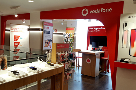 BIGPRINTS_Rotulacion-arco-de-madera-en-tiendas-Vodafone BIGPRINTS_Rotulacion-arco-de-madera-en-tiendas-Vodafone