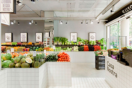 BIGPRINTS_decoracion-interior-de-fruteria-Casa-Nostra-colocacion-producto BIGPRINTS_decoracion-interior-de-fruteria-Casa-Nostra-colocacion-producto