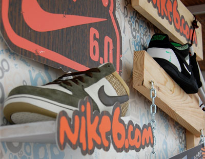 PVC Impreso y madera ara escaparates de NIke PVC Impreso y madera ara escaparates de NIke
