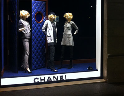 Produccion y montaje para boutique Chanel Barcelona Decoracion de escaparate de lujo para Chanel