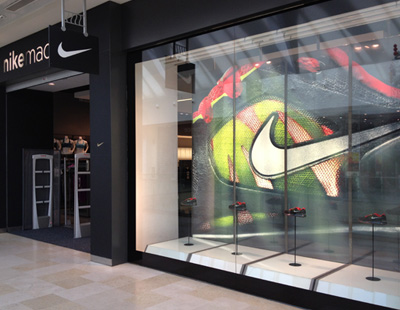 disfraz río Mirilla Impresion y montaje de backlight en escaparate de la marca Nike Madrid  Xanadu