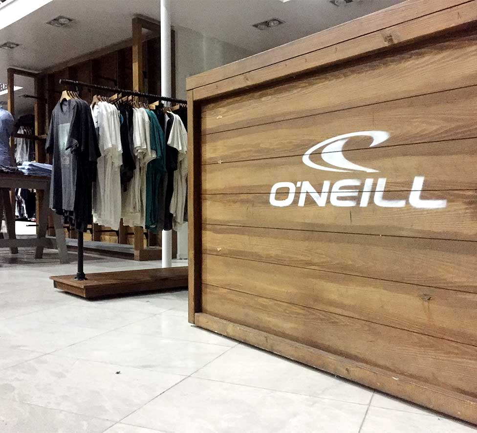 Instalación del mobiliario para una pop-up store de O'neill