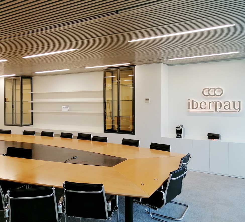 Producción e instalación de mobiliario para oficina de Iberpay