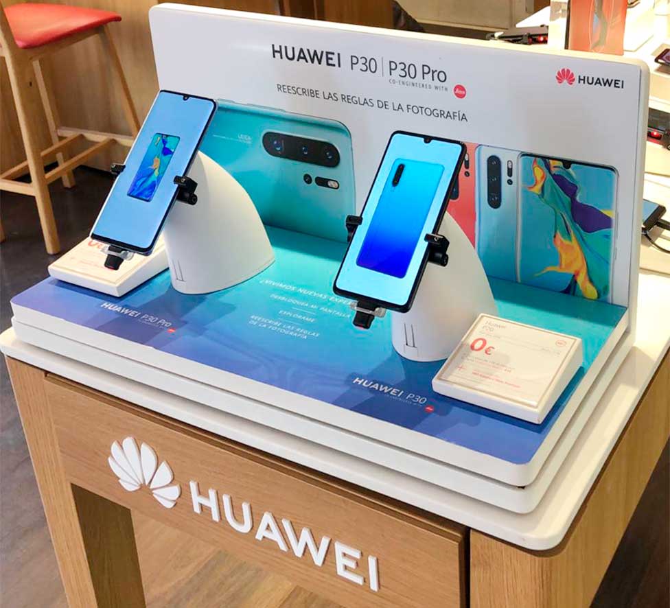 Instalación de un expositor en el punto de venta para Huawei