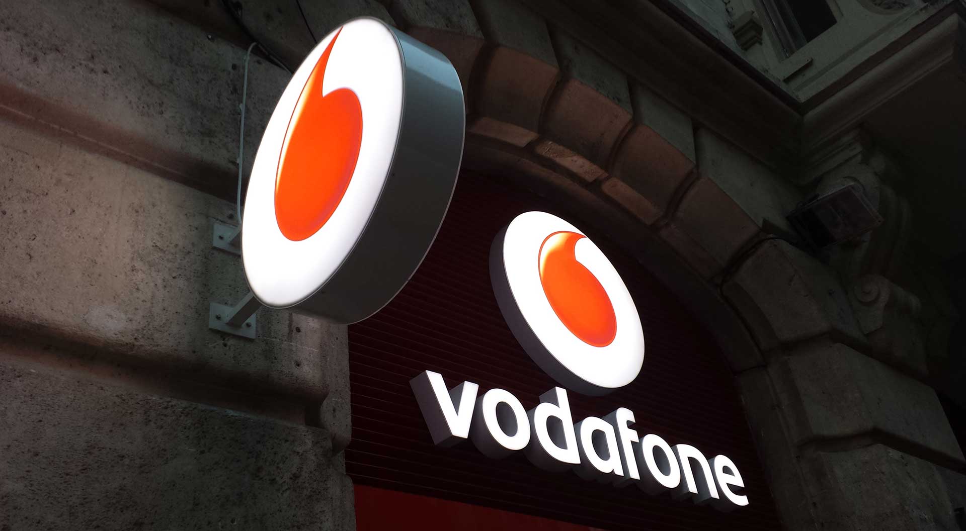 Rótulos luminosos para una tienda Vodafone