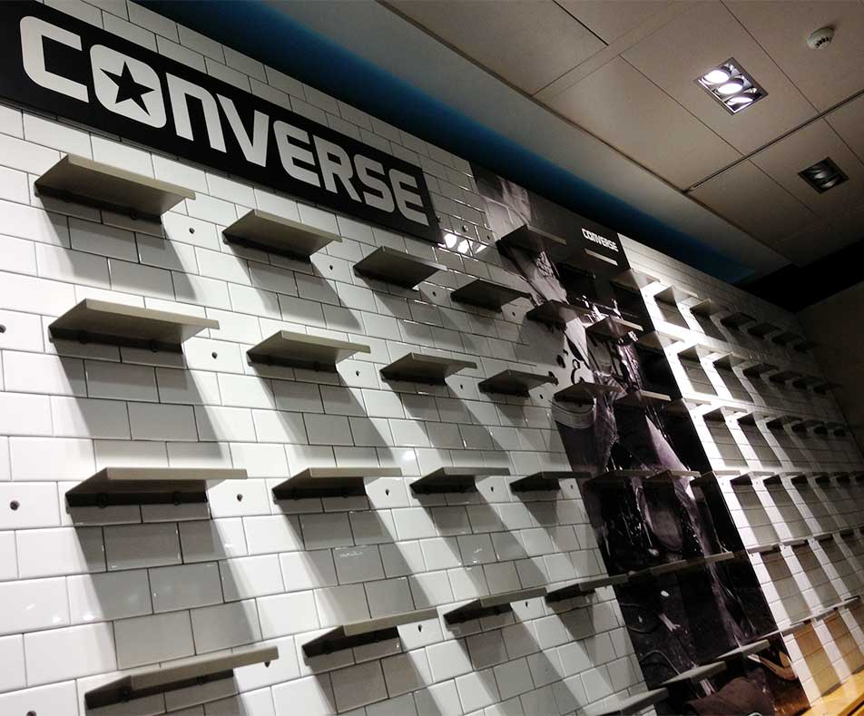 Muebles de metal y displays para Converse
