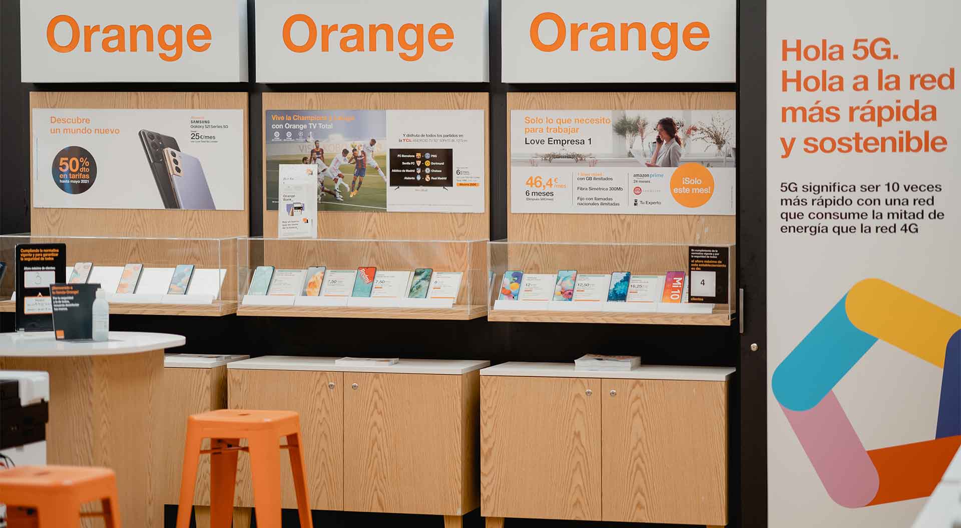 Mobiliario para tiendas en madera para espacios comerciales de Orange