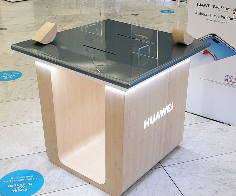 Mobiliario para tiendas de madera moderna para una pop up de Huawei