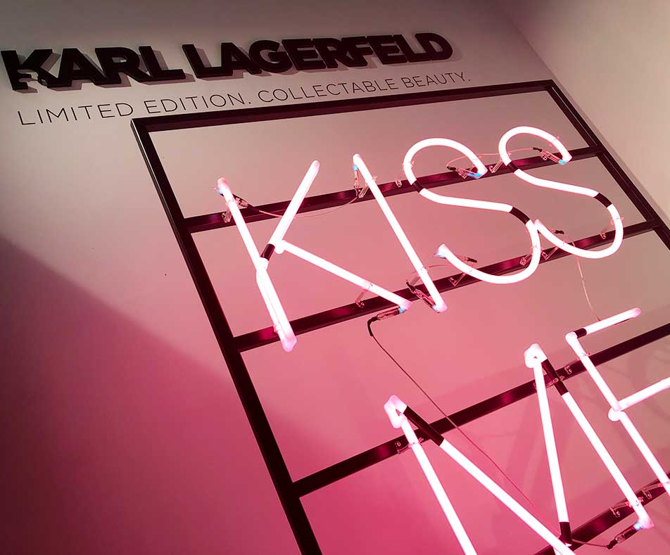 Promoción con un rótulo de neón en un punto de venta de Karl Lagerfeld