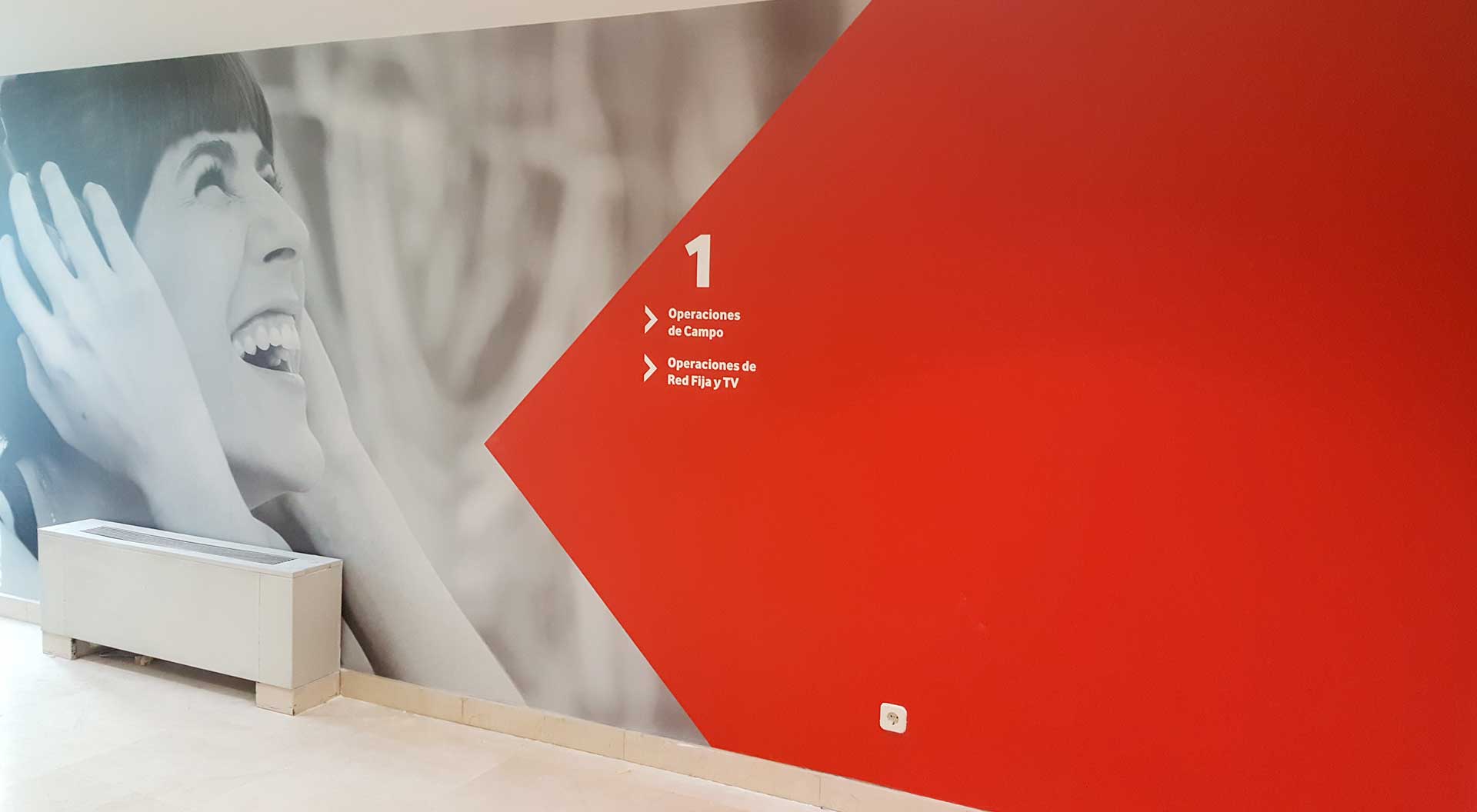 Señalética de gran formato para una sede de Vodafone
