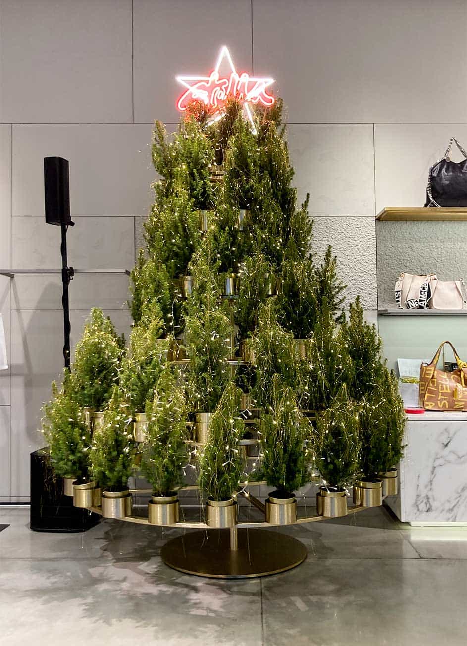 Decoración de eventos para un árbol de Navidad en una boutique en Madrid