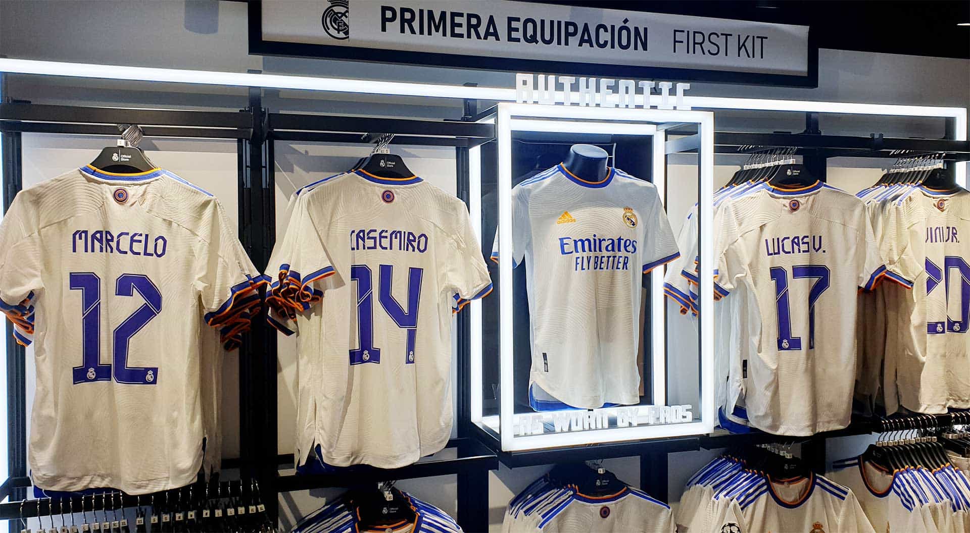 Instalación de campañas de promoción para una tienda del Real Madrid