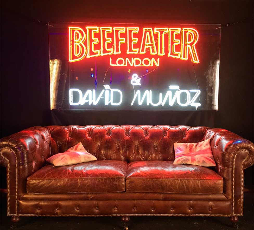 Instalación de un rótulo de neón para la campaña publicitaria de Dabiz Muñoz con Beefeater