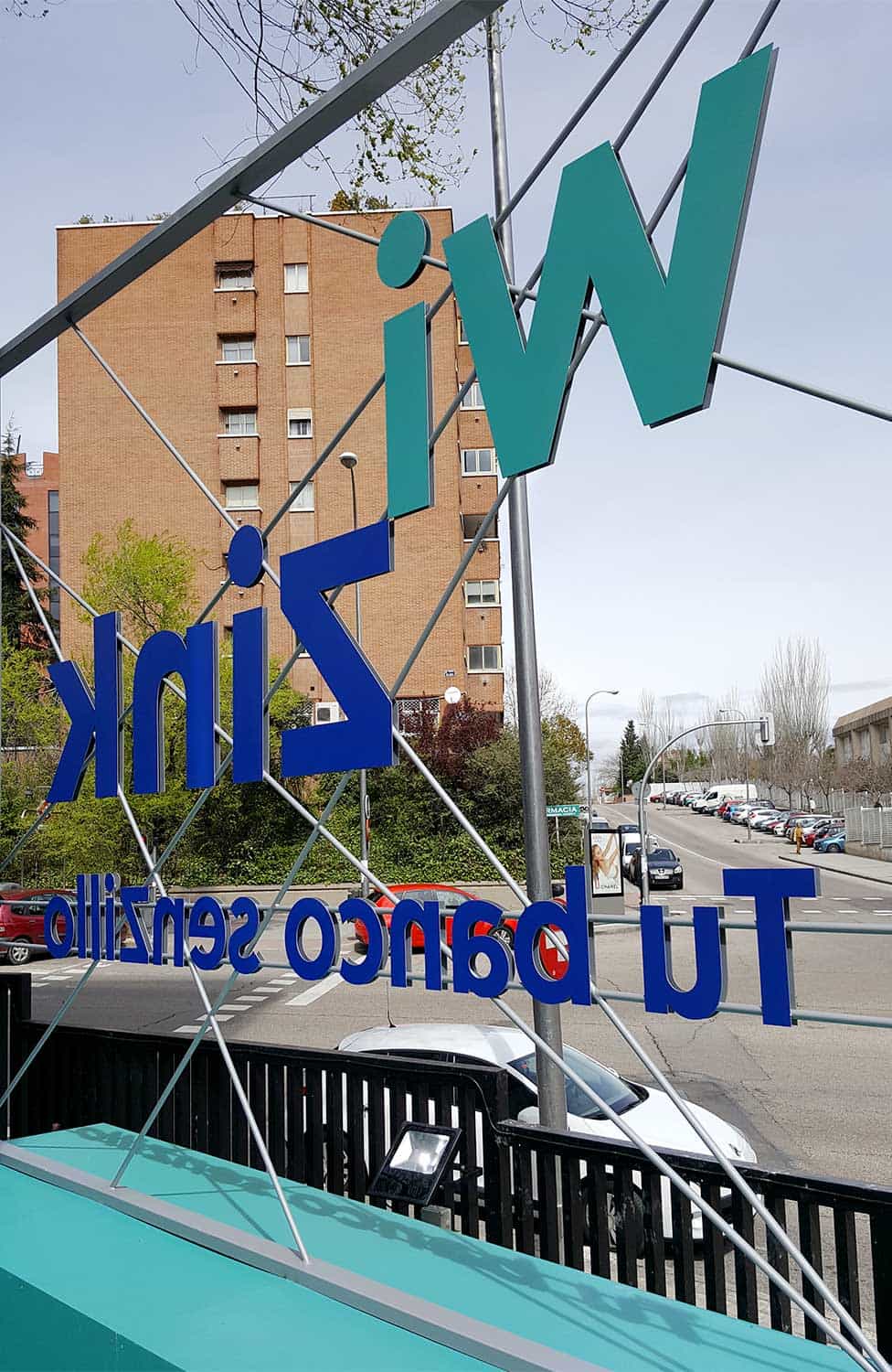 Instalación de rótulo exterior en gran formato para oficinas de WiZink