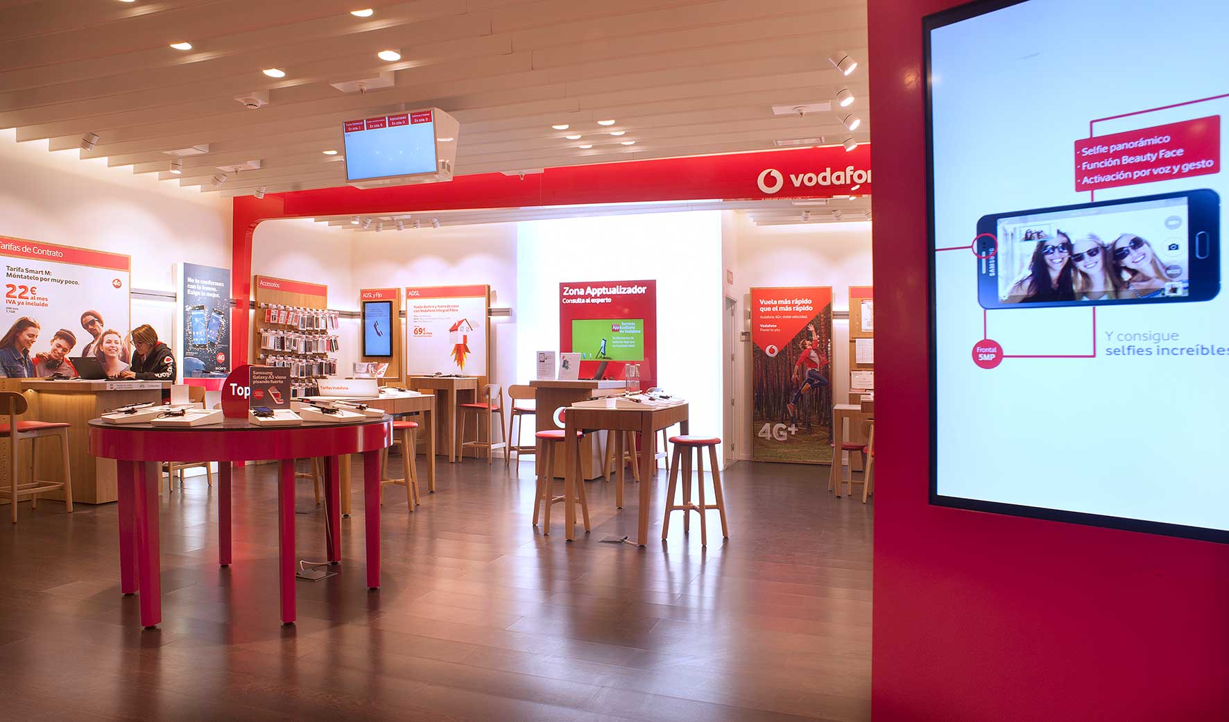 Decoración integral en puntos de venta para Vodafone