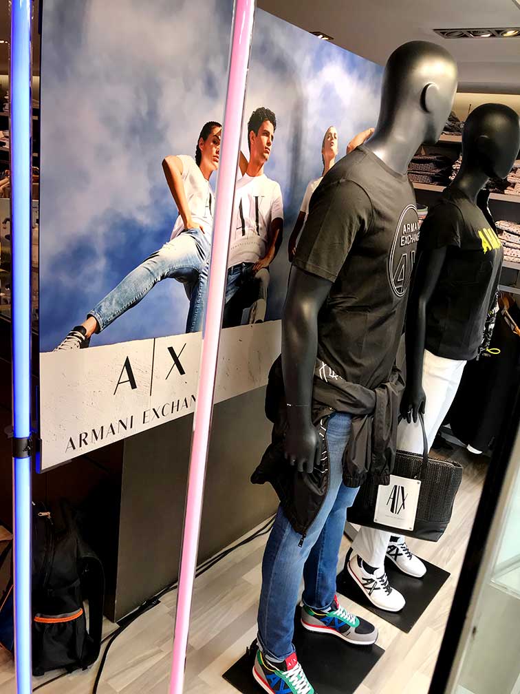 Instalación cartelería para Armani AX en puntos de venta multimarca