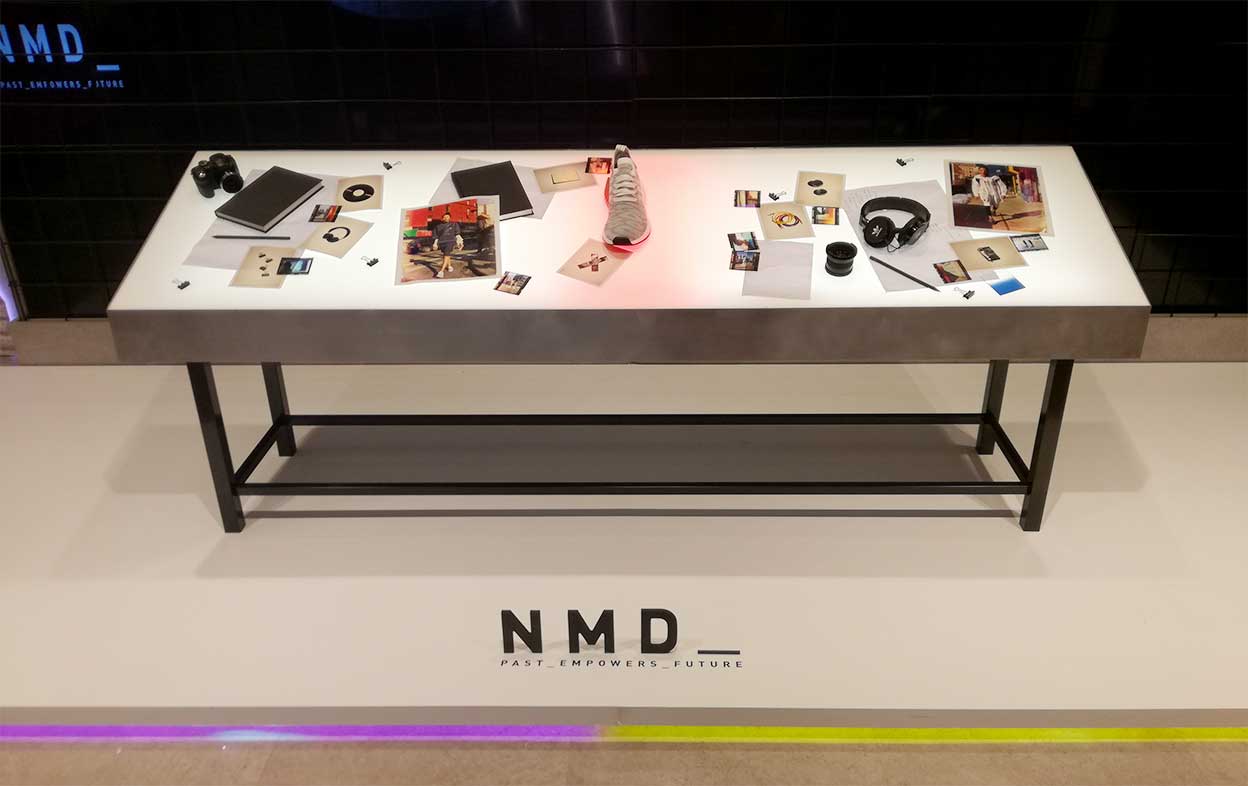 Producción e instalación de mesa en metal y metacrilato para campaña NMD Adidas