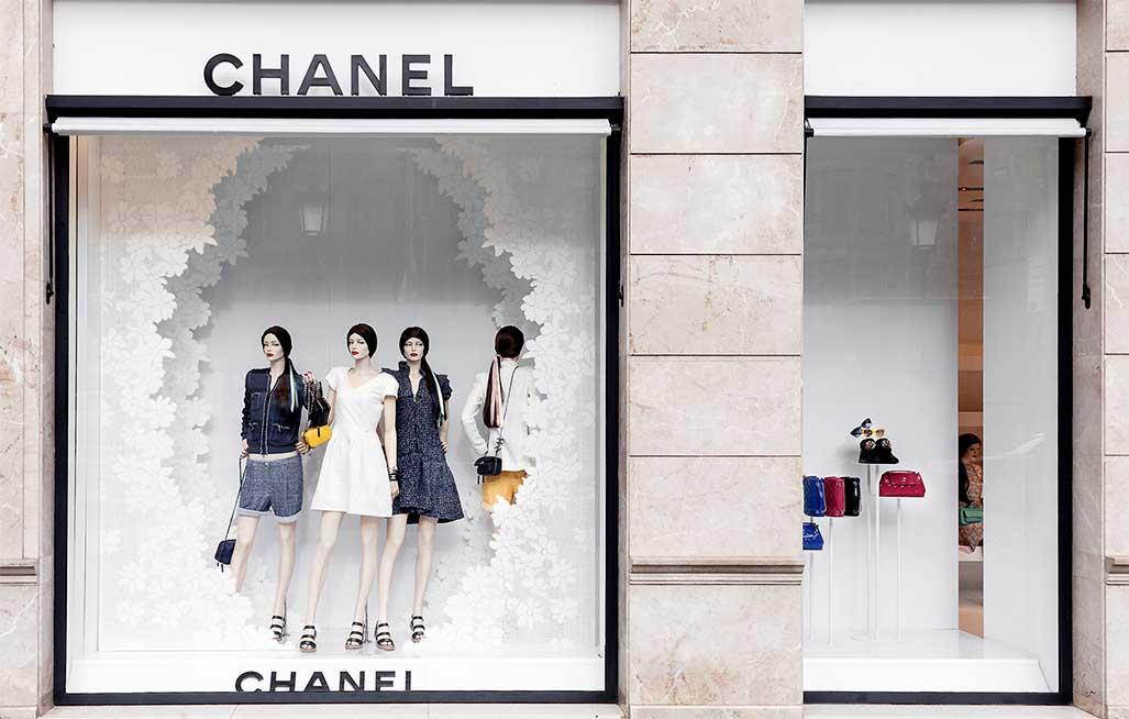 Decoración con pódiums y maniquíes para boutiques Chanel