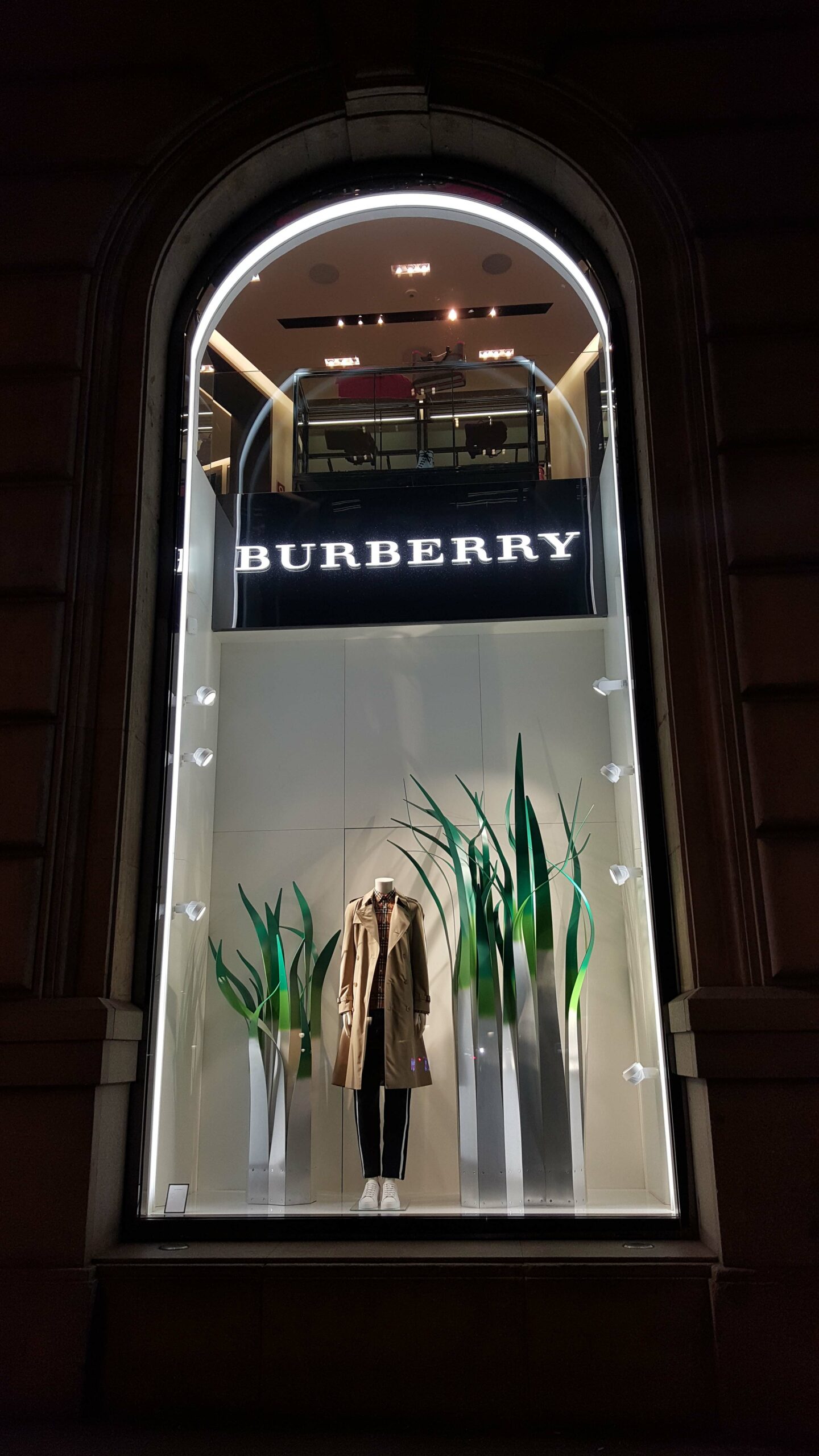 Decoración de escaparate Burberry en boutiques de Barcelona y Lisboa