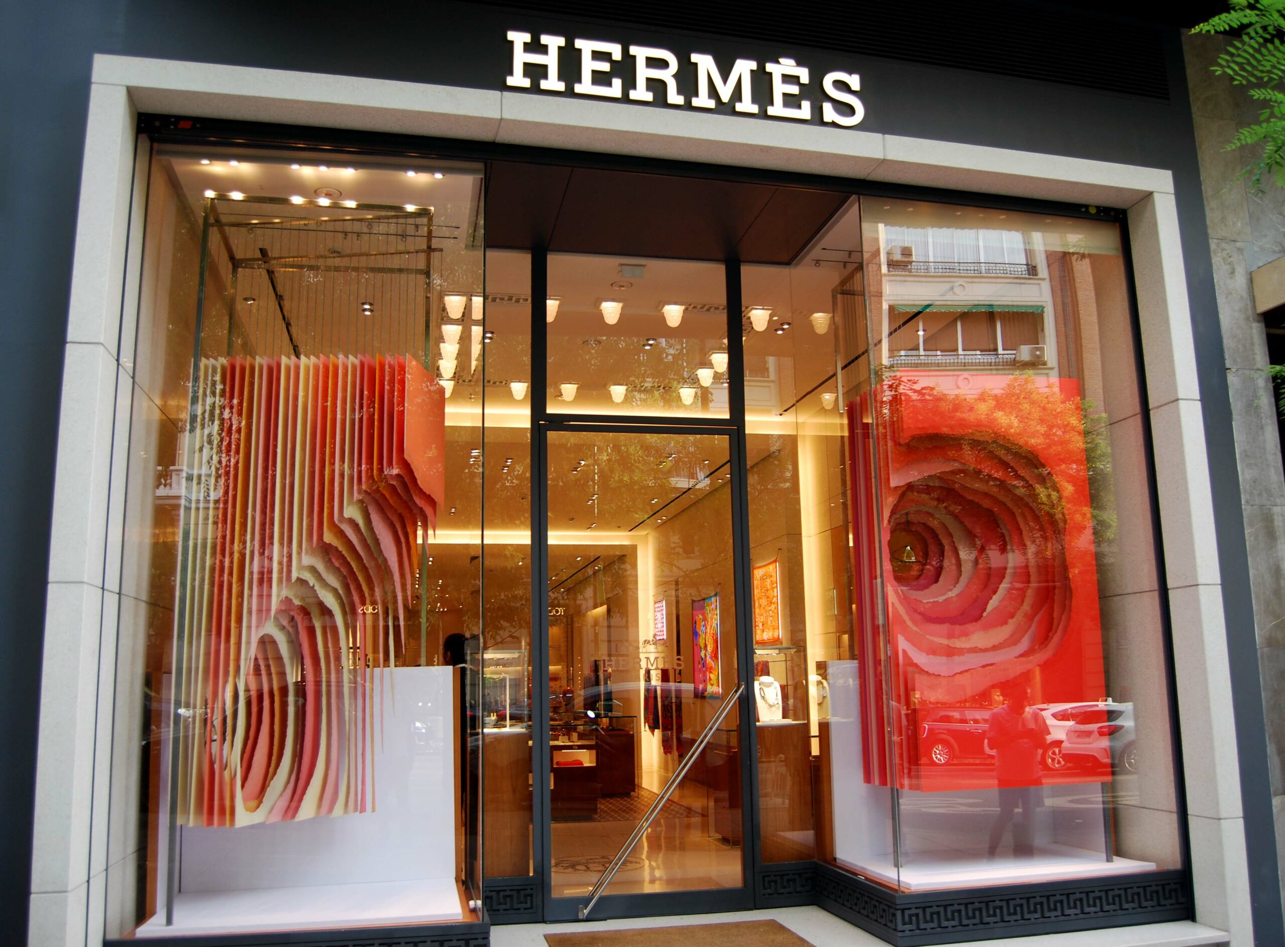 Escaparate exterior de una tienda Hermès en Madrid