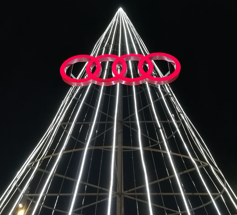 Decoracion árbol de Navidad concesionario Audi