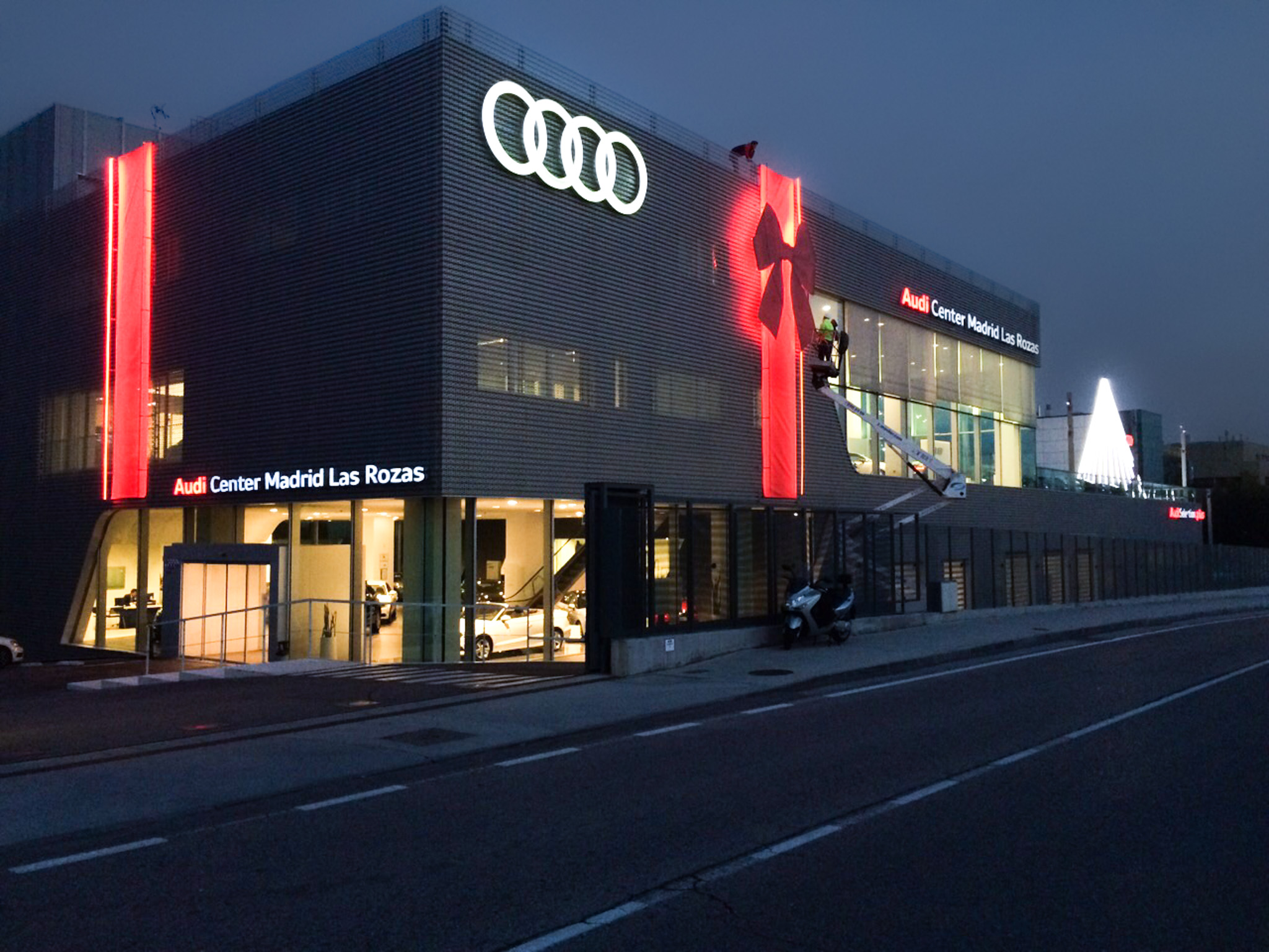 Decoración luminosa Navidad concesionario Audi Madrid