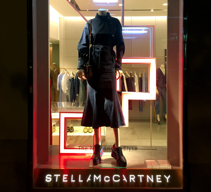 Escaparates luminosos de Stella McCartney en Madrid y Barcelona