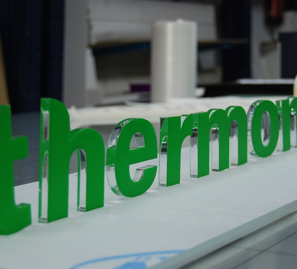Fabricación de rótulo con vinilo personalizado para Thermomix