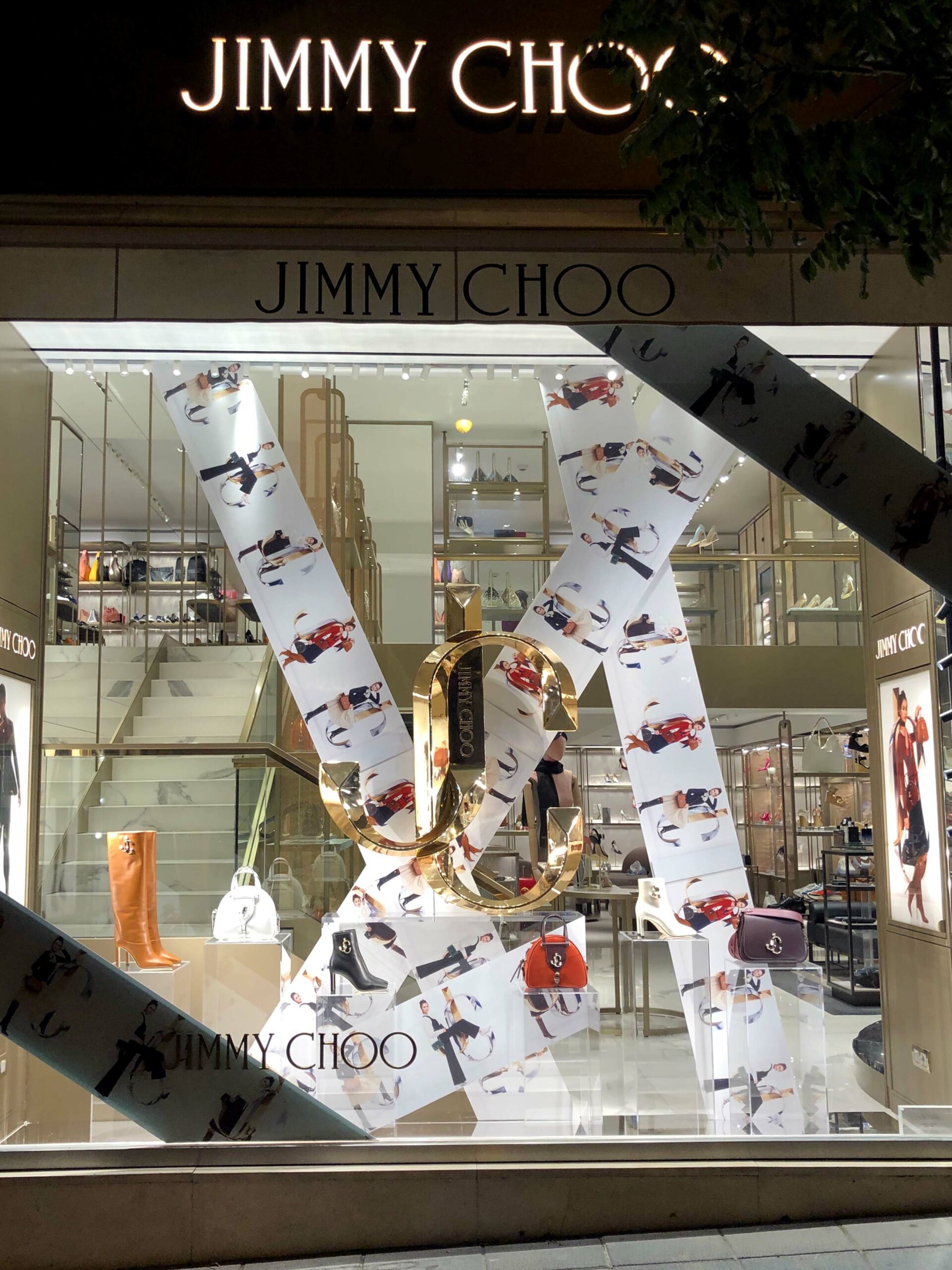 Instalación de escaparate en la boutique Jimmy Choo en Madrid