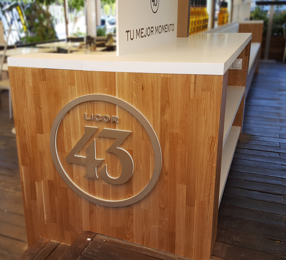 Mobiliario personalizado en madera para Licor43